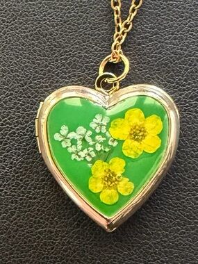 Green Heart Shaped Locket Necklace with 2 Dried Yellow Flowers 🌼💚🌼 Vintage style